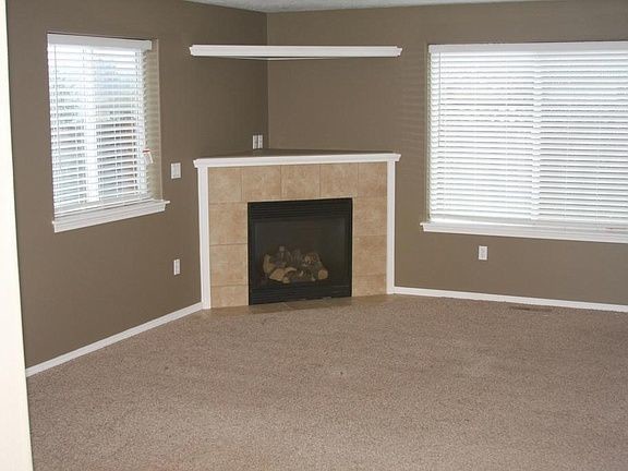 Building Photo - 17x13 master bedroom vaulted ceiling