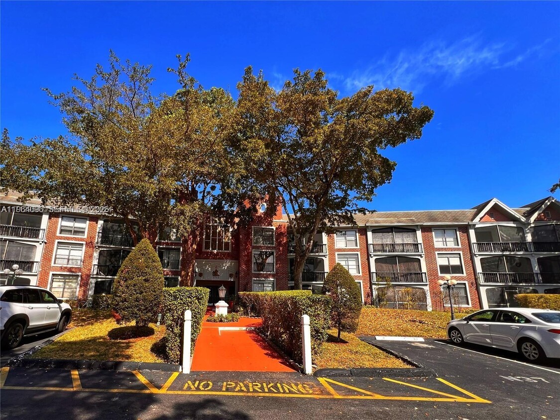 Building Photo - 3760 Inverrary Dr