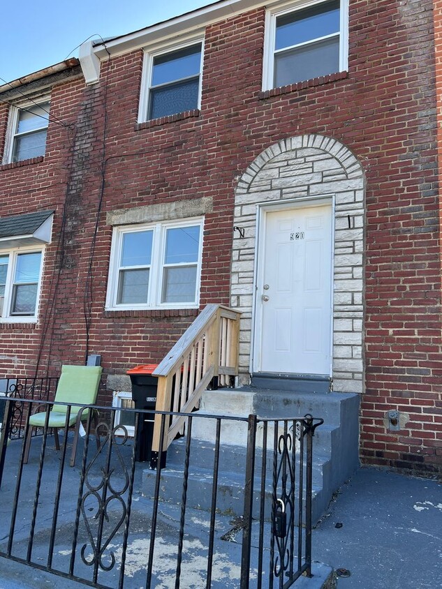 Primary Photo - Charming 3-bedroom, 1-bathroom home locate...