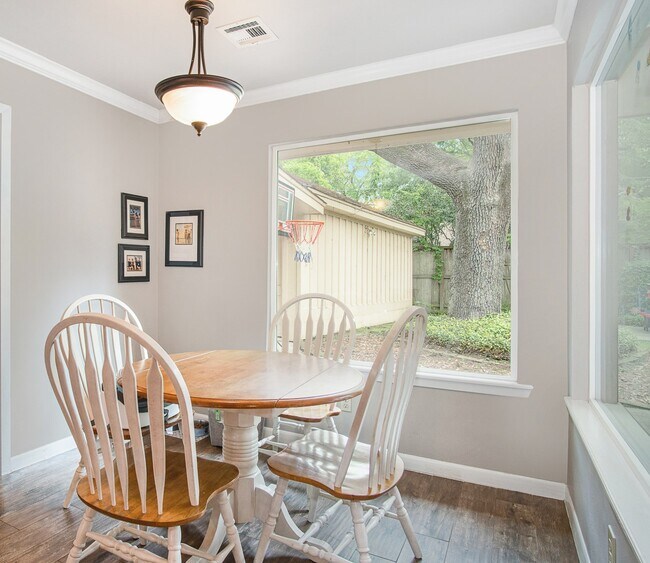 Foto del edificio - 614 Bendwood Dr