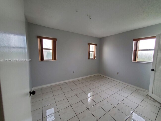 Foto del edificio - 8280 Sunrise Lakes Blvd