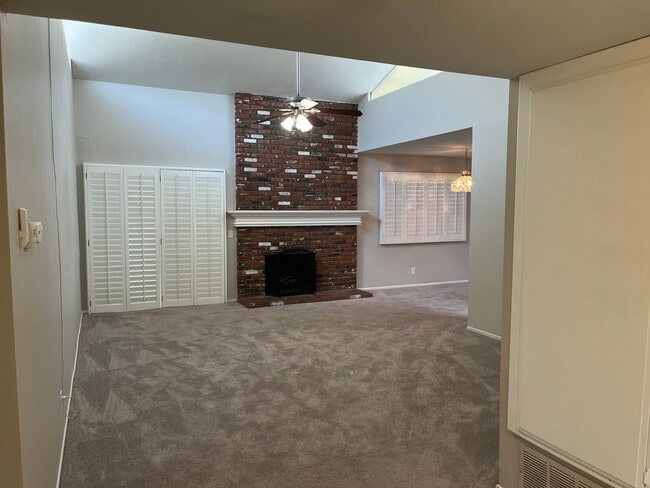 Building Photo - Single Story 2 Bed Condo