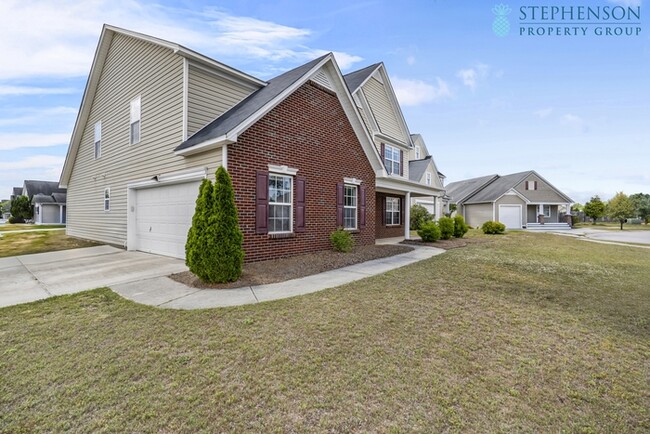 Building Photo - Freshly Remodeled 5 Bedroom with Primary B...