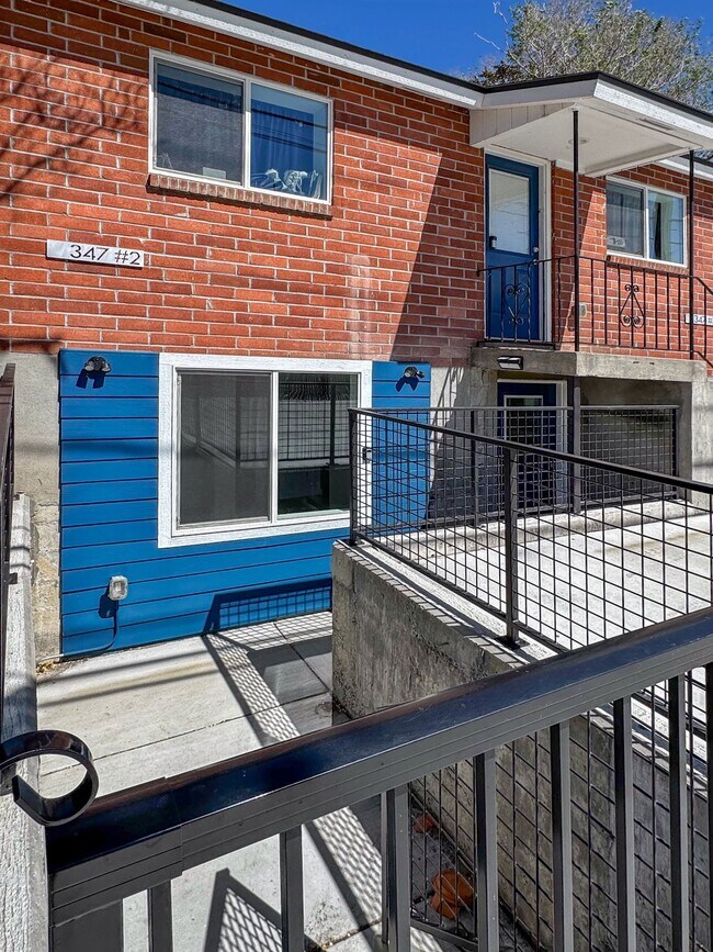 Foto del edificio - Fully Renovated MidTown Duplex with Parking!