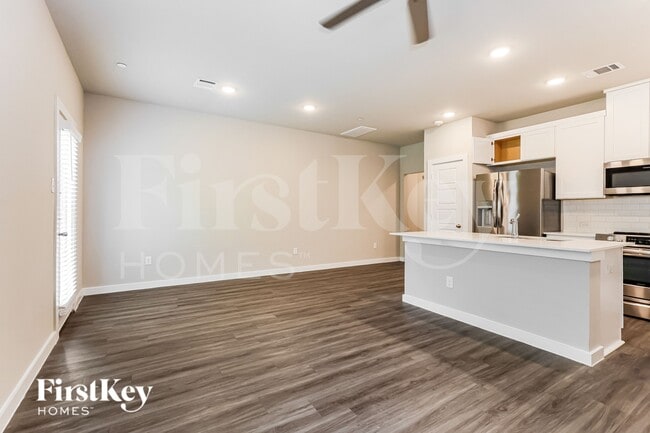 Building Photo - 305 N Centro Cir
