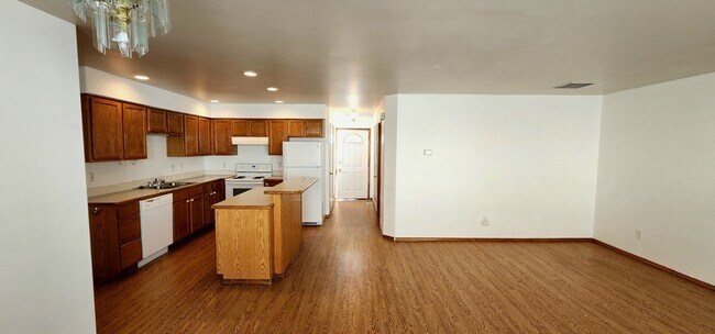 Foto del edificio - 1326 S Skyline Dr