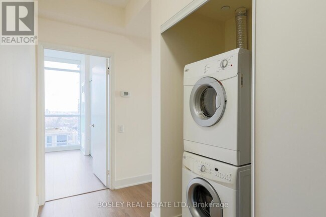 Photo du bâtiment - 30 Roehampton Ave