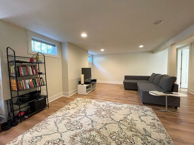Foto del edificio - Fantastic Lower Duplex Unit with Washer/Dr...