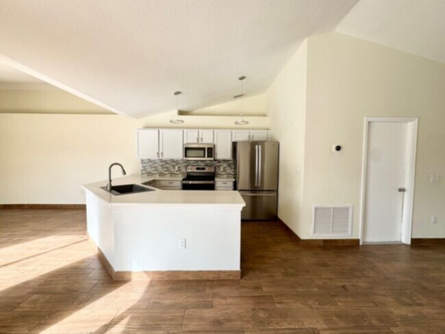 Foto del edificio - Stunning 4 Bedroom, 2 Bath Home with HUGE Patio &amp; Backyard