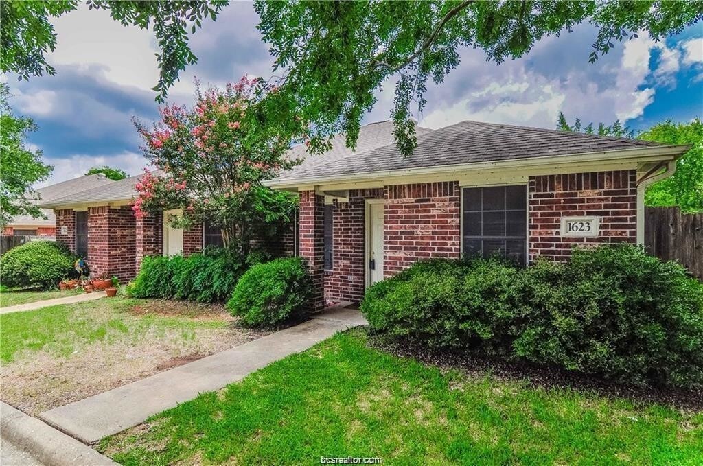 1623 Enloe Ct, Bryan, TX 77802 Townhome Rentals in Bryan TX