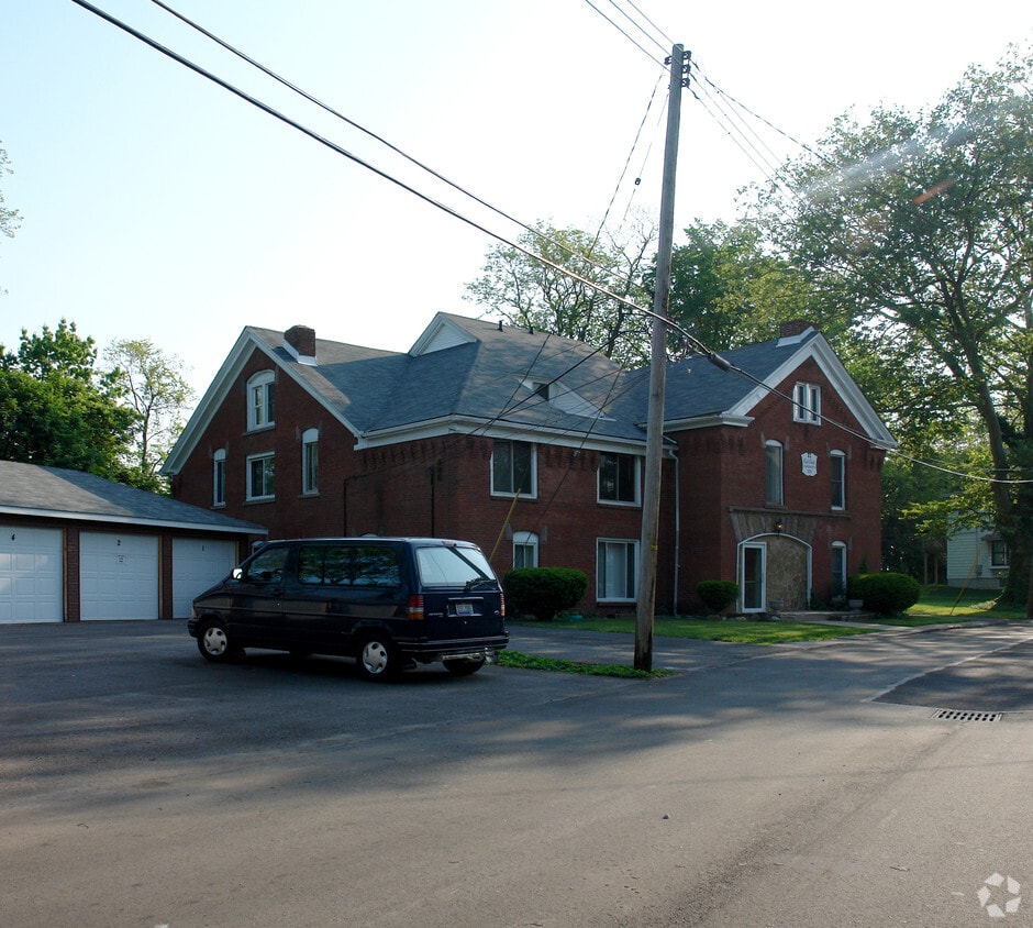 Building Photo - 129 Oak Park Dr