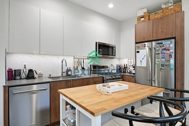 Foto del edificio - 2 BED & 2 BATH TOWNHOUSE FOR RENT