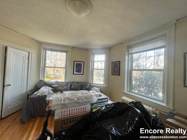 Building Photo - 114 Riverway