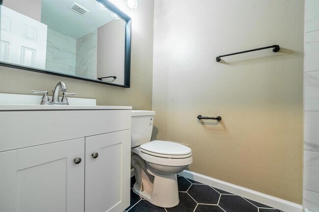 Building Photo - 915 Sirocco Dr