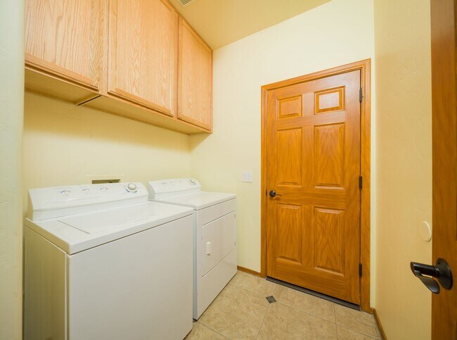 Building Photo - Beautiful Spacious NW home