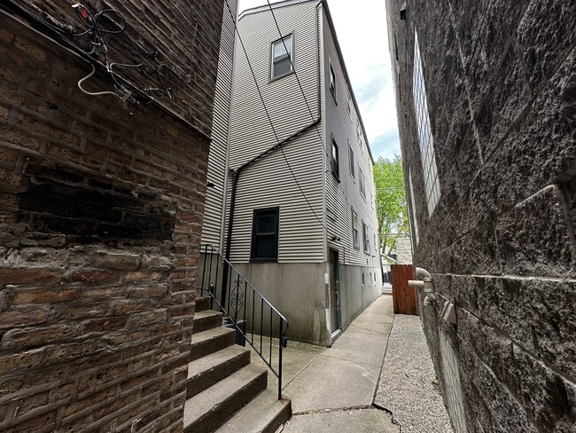 Building Photo - 869 N Hermitage Ave