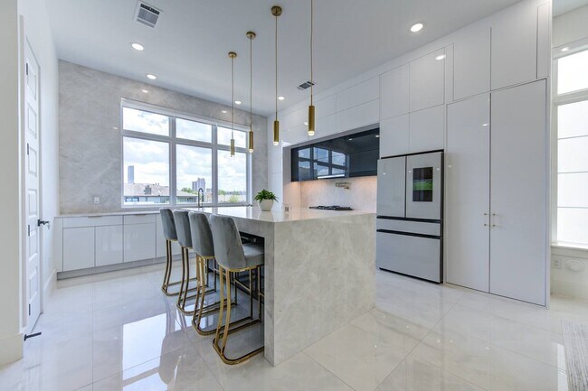 Foto del edificio - 5702 Fairdale Ln