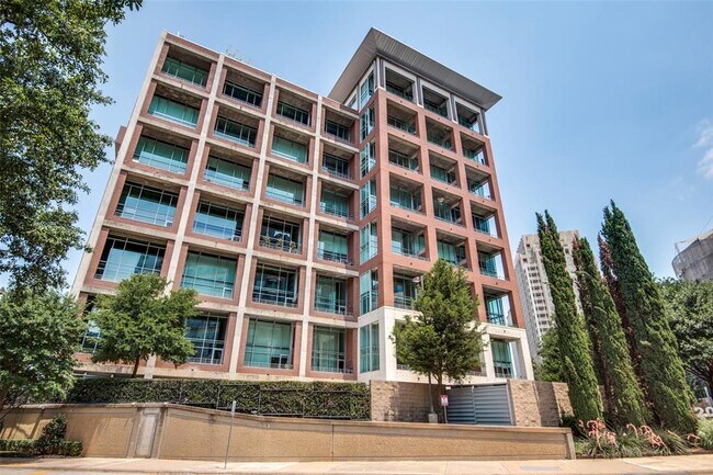 Building Photo - 2011 Cedar Springs Rd