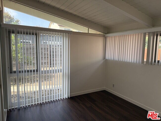 Foto del edificio - 3355 Kallin Ave