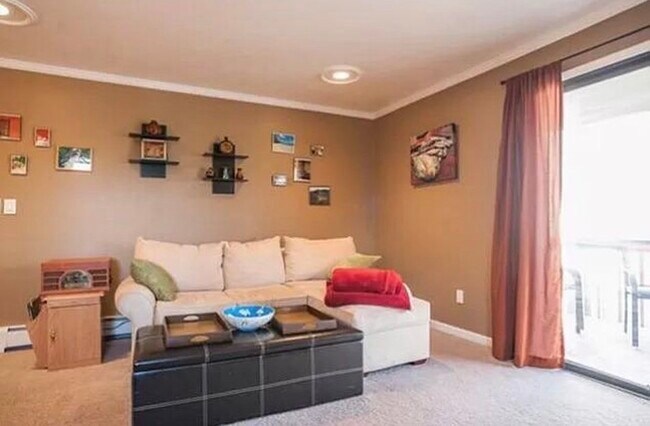 Sala de estar - 665 Manhattan Dr