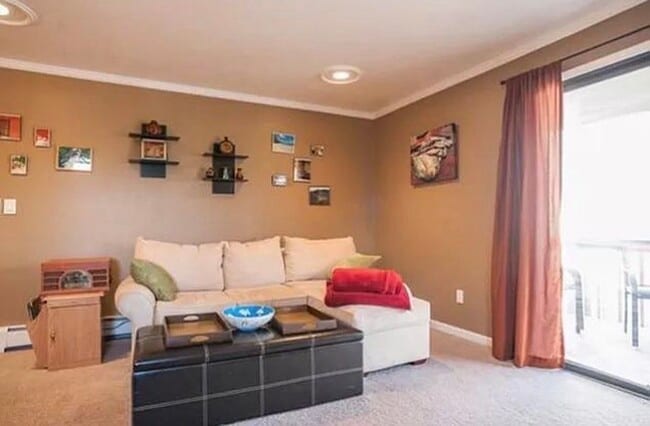 Living room - 665 Manhattan Dr