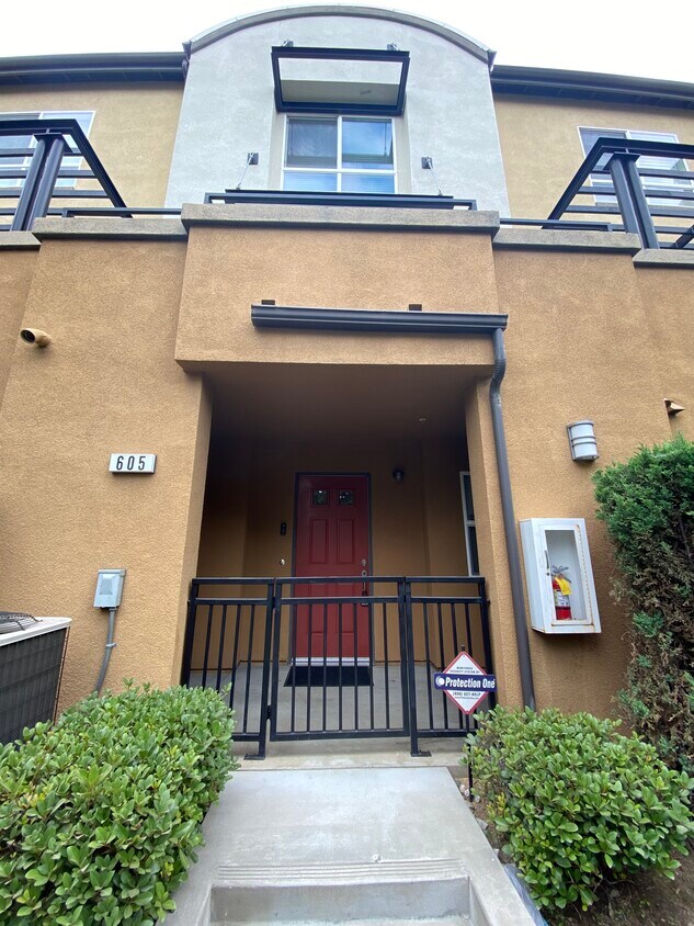 Foto principal - 8620 Belford Ave