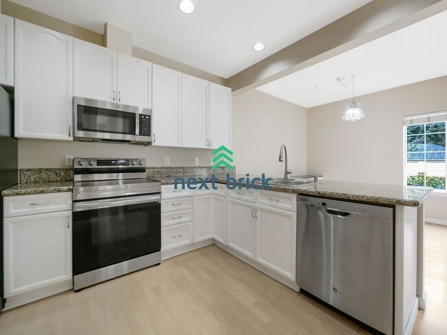 Building Photo - 2 Bed and 2.5 Bath Stunning Townhome is Av...