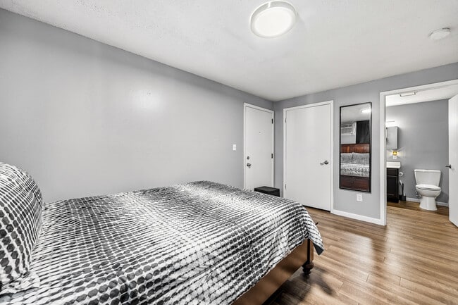 Building Photo - 810 Benton Dr