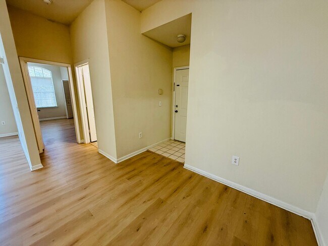 Foto del edificio - Beautiful Two Bedroom, Two Bath Condo For Rent in New Tampa!