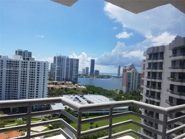 Foto del edificio - 3300 NE 191st St