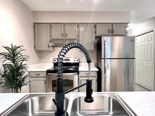 Kitchen - 2361 Parrot Ln