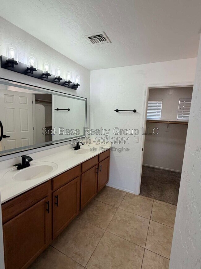 Building Photo - 13829 W Rovey Ave
