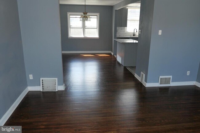 Building Photo - 228 W Bayberry Ln