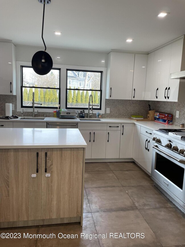 Building Photo - 501 Monmouth Pl