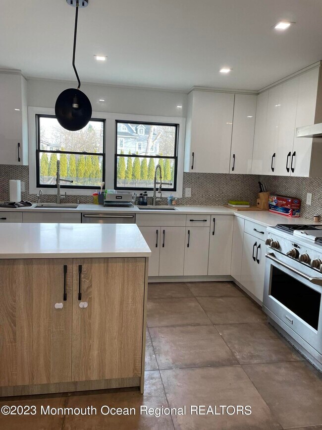 Foto del edificio - 501 Monmouth Pl
