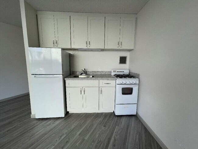 Foto del edificio - HOLIDAY VILLAGE studio, sec, A/C, lanai, pool
