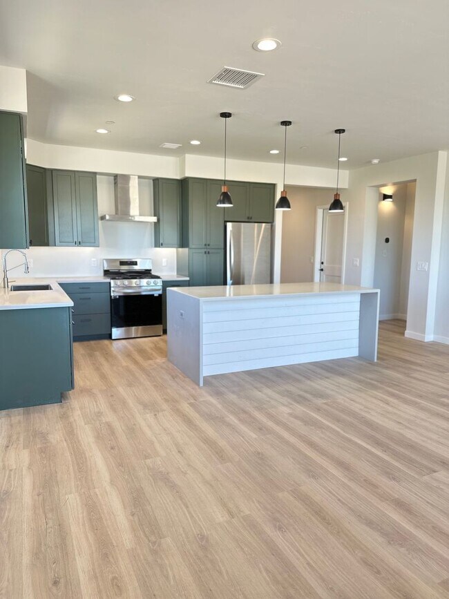 Building Photo - Unfurnished, 1-year long-term rental, Proc...
