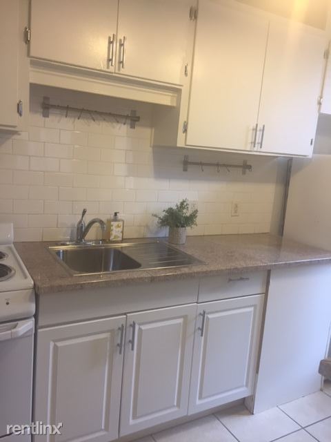 Primary Photo - 214 W Hyde Park Pl