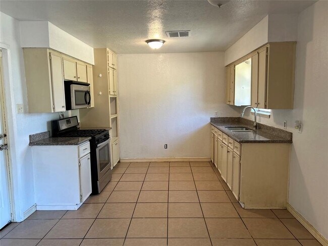 Building Photo - 406 Cypress Dr