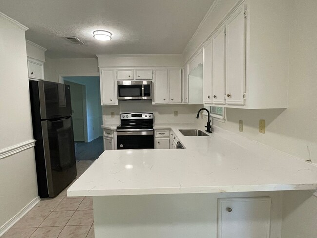 Building Photo - 3/2 for rent in the heart of Madison!
