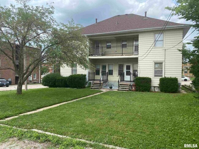 Building Photo - 711 16th Ave