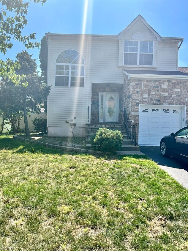 Primary Photo - 3 br, 2.5 bath House - 22 Kinglet Avenue
