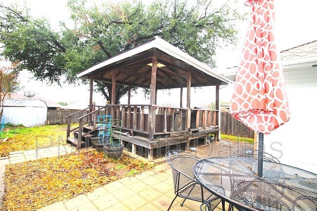 Building Photo - 1027 Ridgeview Cir