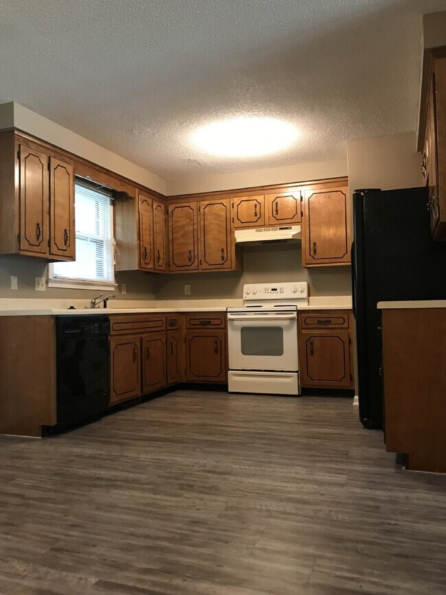 Building Photo - "Charming 3-Bedroom, 2-Bath Home with 1300...