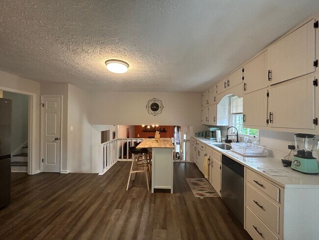 Foto del edificio - **PRICE IMPROVEMENT**1100 Brittany Way: Fu...