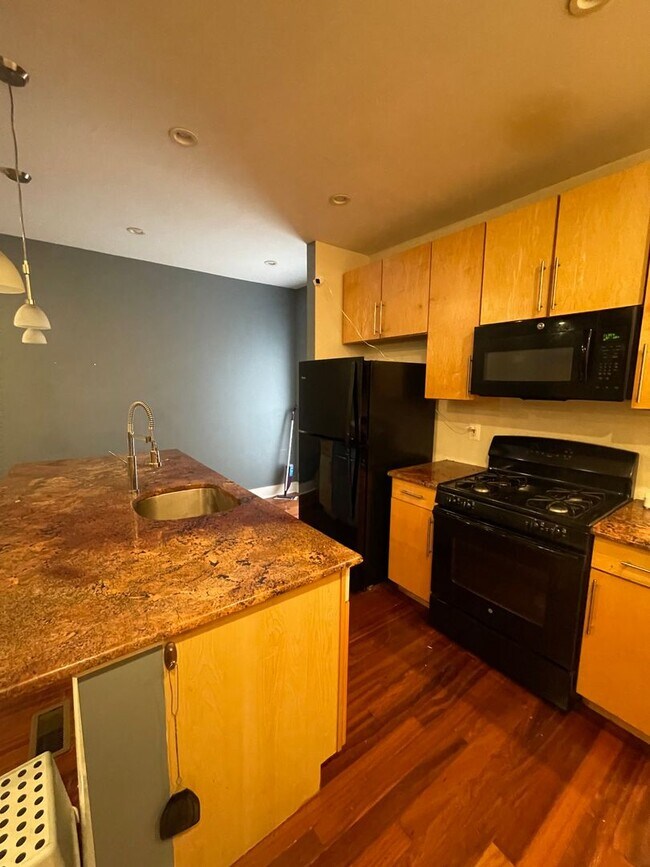Foto del edificio - Modern  Bi-Level 1st Fl. 2 Bed, 2 Bath Nor...