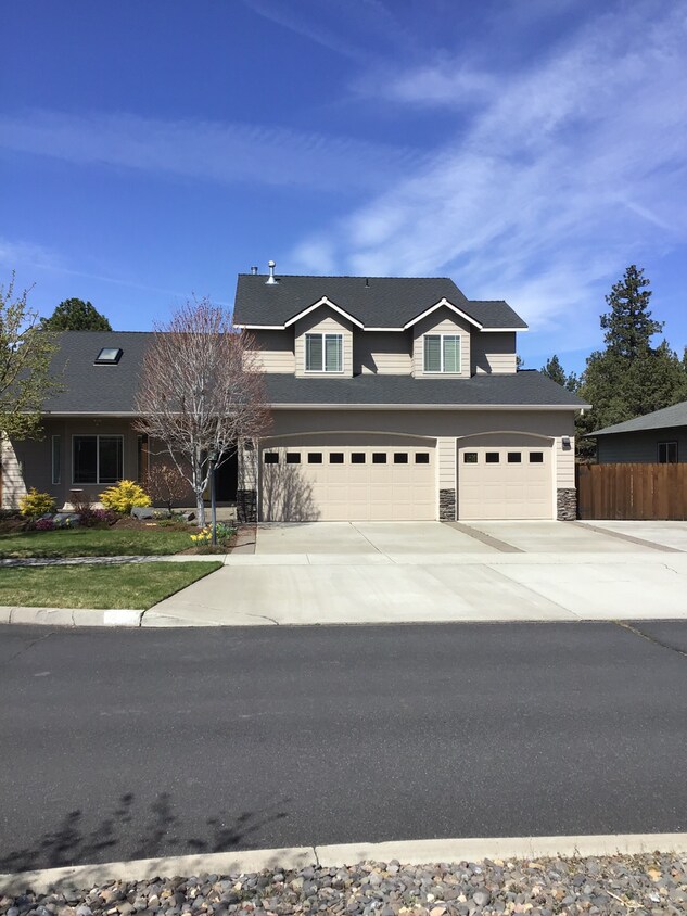 Foto principal - Beautiful 4 Bedroom Home in SE Bend