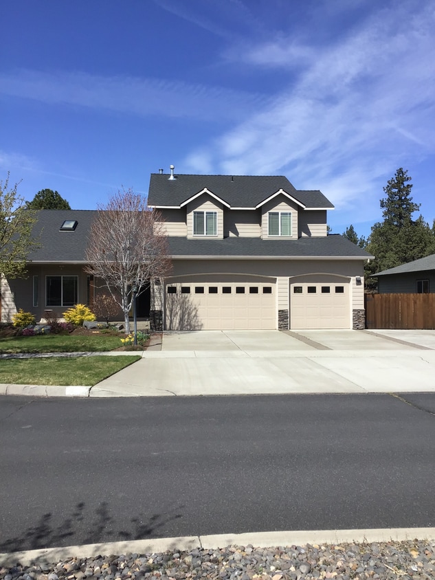 Primary Photo - Beautiful 4 Bedroom Home in SE Bend