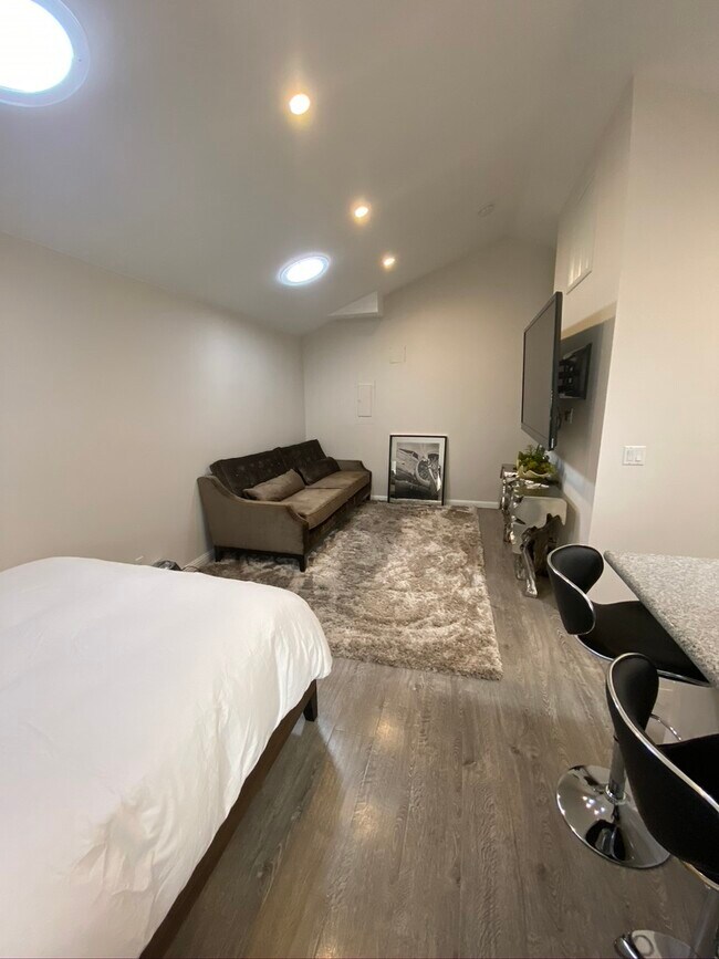 Foto del edificio - 1340 Benedict Canyon Dr