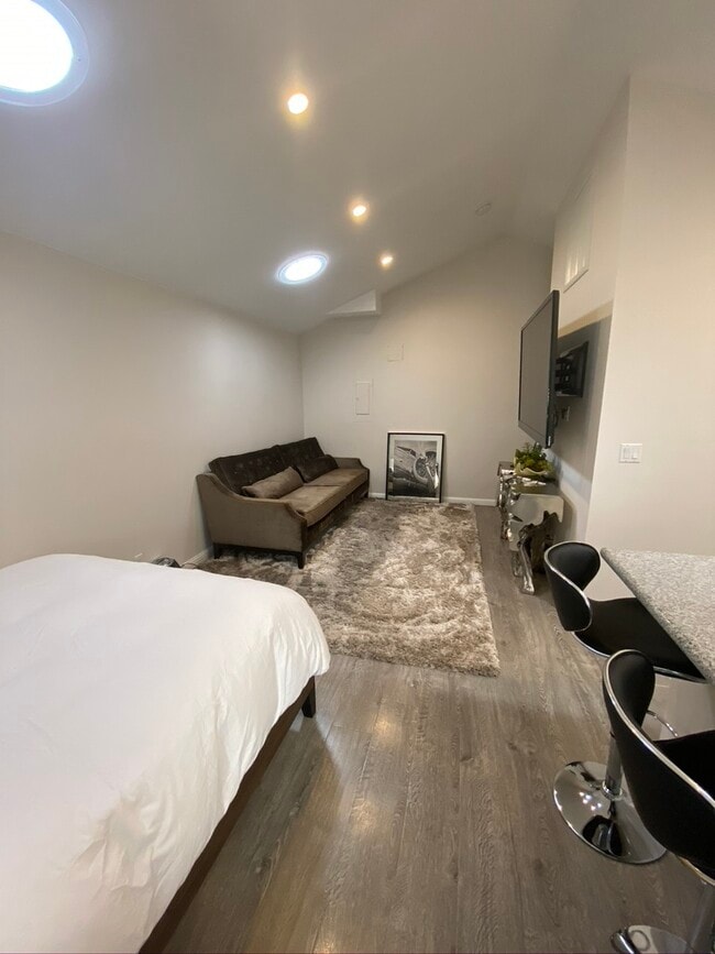 Building Photo - 1340 Benedict Canyon Dr